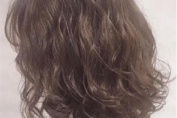 烫头发是冷烫好还是热烫好 烫头发哪种不伤头发