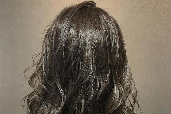 烫头发是冷烫好还是热烫好 烫头发哪种不伤头发