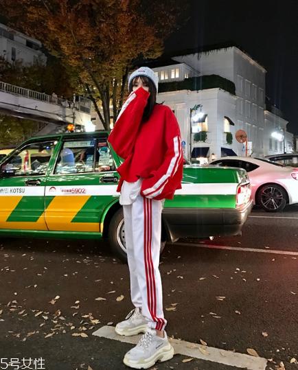 红色卫衣配什么裤子？休闲时尚两不误