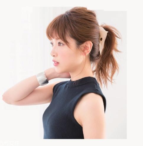 韩国女生发型绑扎方法 韩国最红的随兴盘发