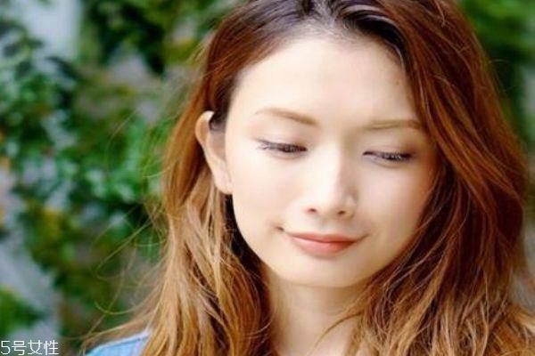 长宽脸适合什么发型 长宽脸女生适合的发型