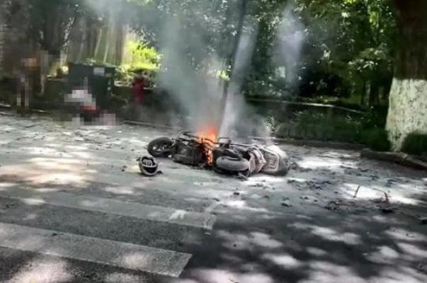 电瓶车行驶中爆燃 烧伤女孩病危