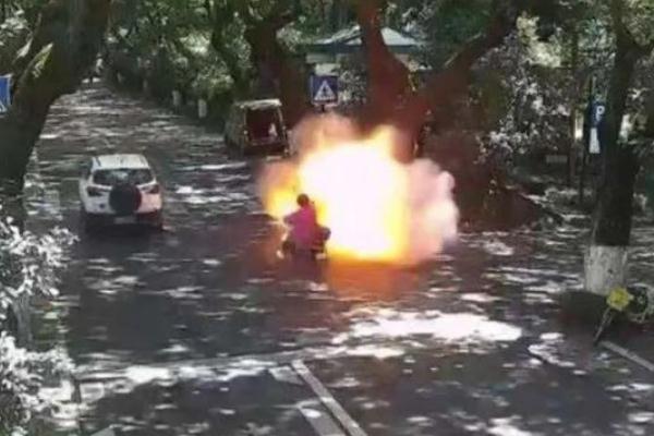 电瓶车行驶中爆燃 烧伤女孩病危