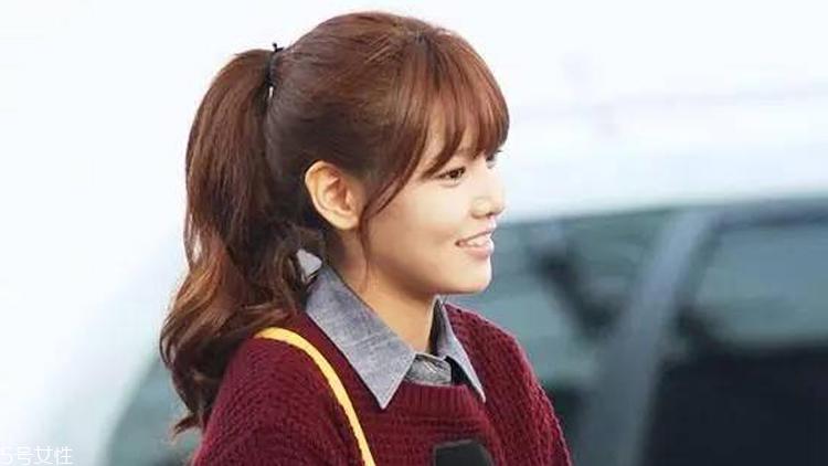 1分钟扎头发的方法 三种丰盈好看的懒人扎发发型