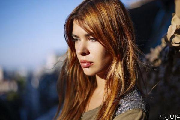 头发前面很多小碎发怎么办 前额碎头发的巧妙处理