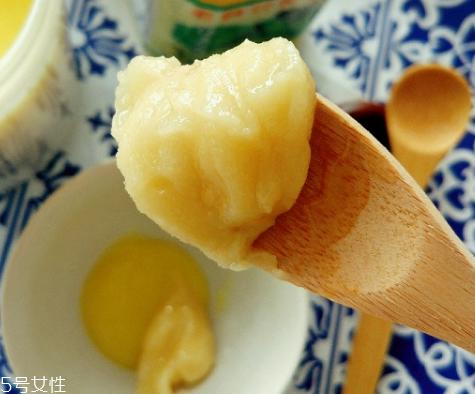 蜂王浆是什么味道？辣味跟酸味