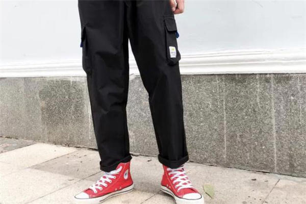 黑色裤子配什么颜色鞋子好看 黑色裤子搭配图片