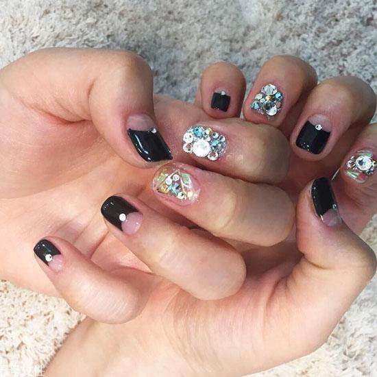 深色美甲图片2022款式 美甲图片2022款式显气质