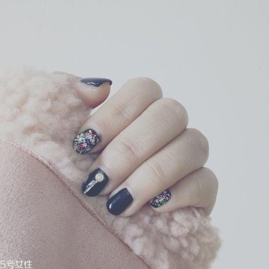 深色美甲图片2022款式 美甲图片2022款式显气质