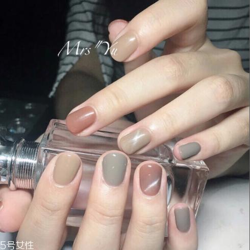 深色美甲图片2022款式 美甲图片2022款式显气质