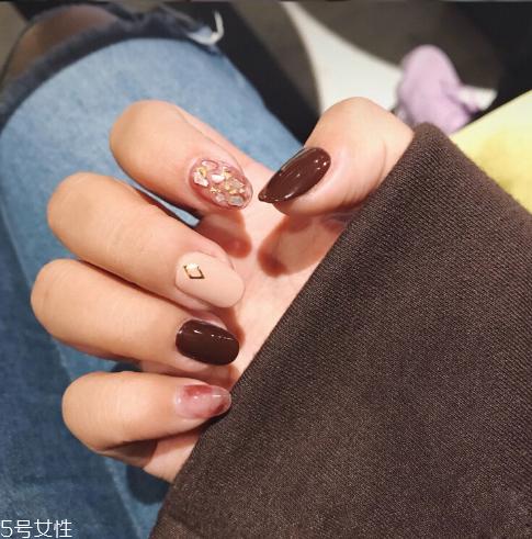 深色美甲图片2022款式 美甲图片2022款式显气质