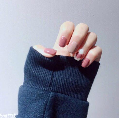 深色美甲图片2022款式 美甲图片2022款式显气质