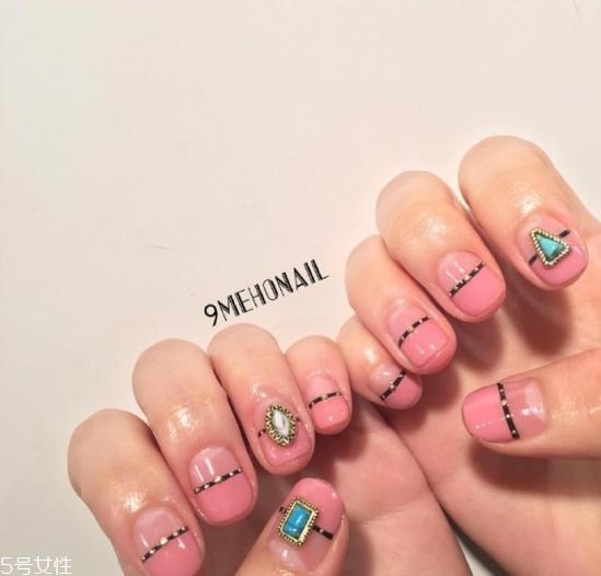 深色美甲图片2022款式 美甲图片2022款式显气质