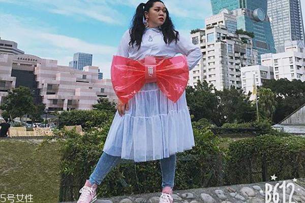 胖女孩怎么搭配衣服 5个技巧超有自信又显瘦