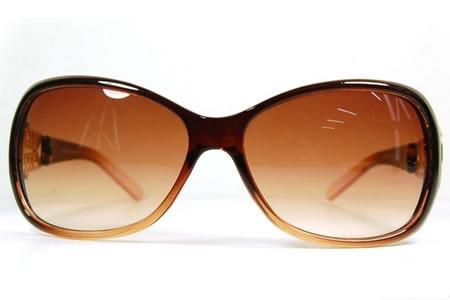 太阳镜什么颜色好 太阳镜颜色挑选