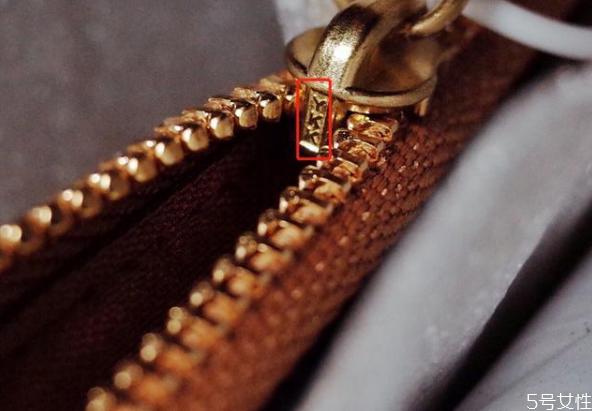 蔻驰山茶花包真假辨别 蔻驰山茶花包适合什么年龄