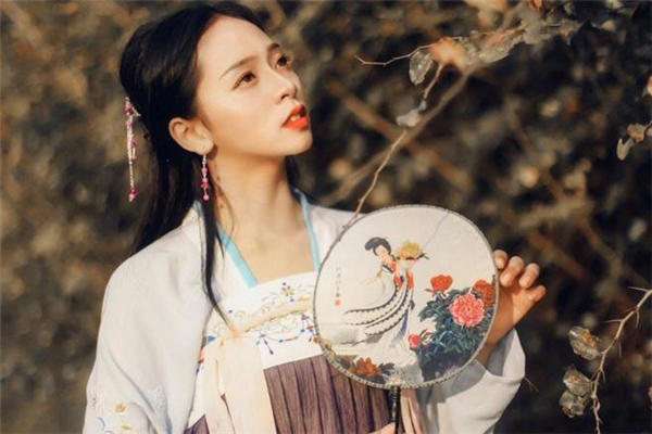 汉服配什么发型好看 穿汉服适合什么样的发型