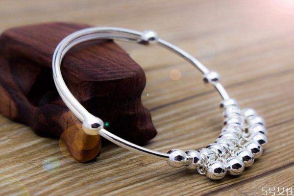 银饰变黑是因为身体原因吗 银变黑有什么要注意的吗