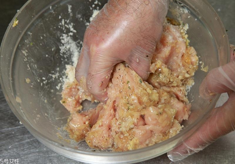 自制炸鸡块的做法 鸡胸肉少油更健康