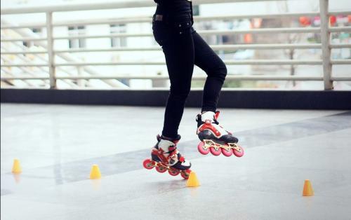 怎么样练习轮滑 练习轮滑的技巧