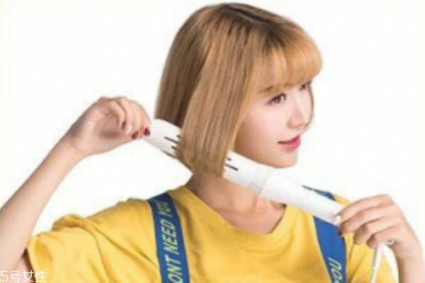 怎么用卷发棒卷内扣 轻松烫优雅波波头发型