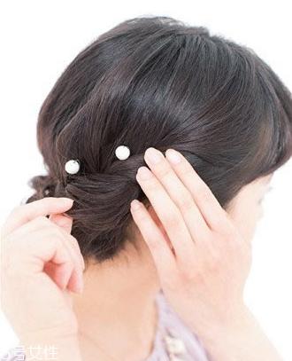 怎么用卷发棒卷内扣 轻松烫优雅波波头发型