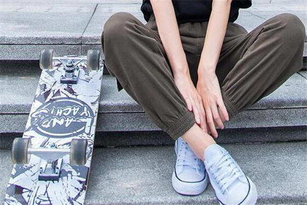 工装裤配什么鞋子好看 工装裤搭配指南