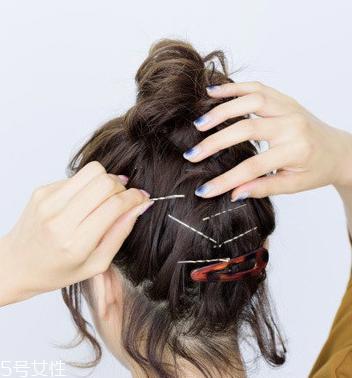 短发扎成丸子头的方法 2018最新丸子头扎法