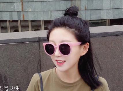 短发扎成丸子头的方法 2018最新丸子头扎法