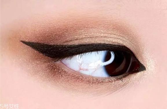 欧美妆容的步骤图解 蓝色烟熏妆让你惊艳全场