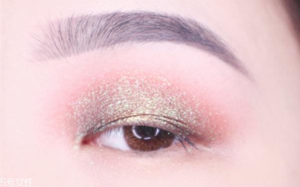 欧美妆容的步骤图解 蓝色烟熏妆让你惊艳全场