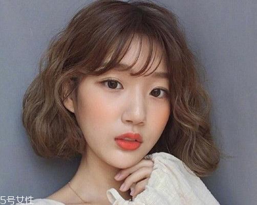 好看的女生短卷发发型推荐 夏天适合的短发发型图片推荐