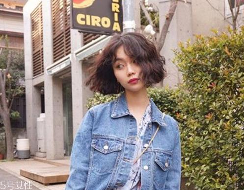好看的女生短卷发发型推荐 夏天适合的短发发型图片推荐