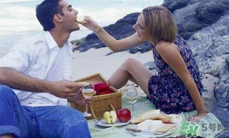 异地恋怎么解决生理需要？异地恋怎么哄女朋友开心？