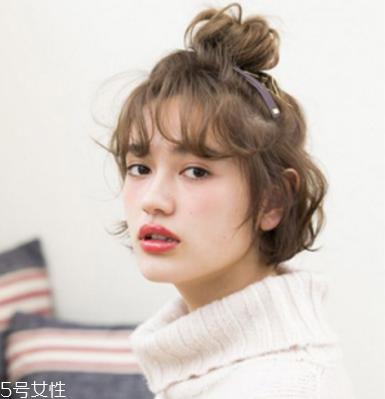 女生短卷发发型推荐 短发半扎丸子头扎法