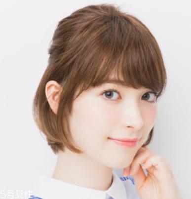 女生短卷发发型推荐 短发半扎丸子头扎法