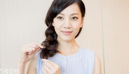 蓬松麻花辫的扎法图解 三步打造自然不刻意麻花辫