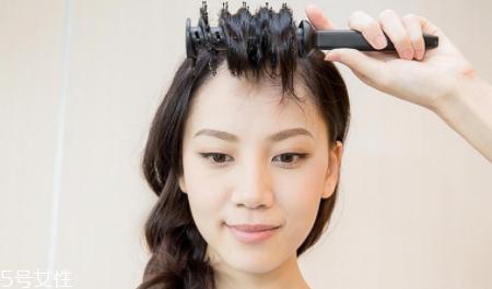 蓬松麻花辫的扎法图解 三步打造自然不刻意麻花辫