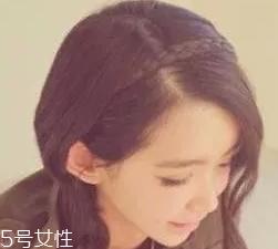 蓬松麻花辫的扎法图解 三步打造自然不刻意麻花辫