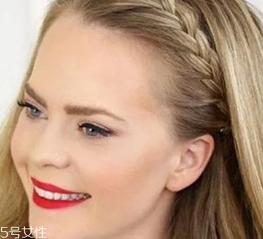 蓬松麻花辫的扎法图解 三步打造自然不刻意麻花辫