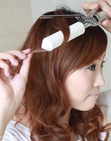 卷发棒伤头发吗 卷发棒使用技巧