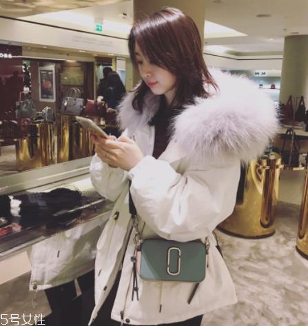 收腰羽绒服搭配图片 怎样穿羽绒服不臃肿