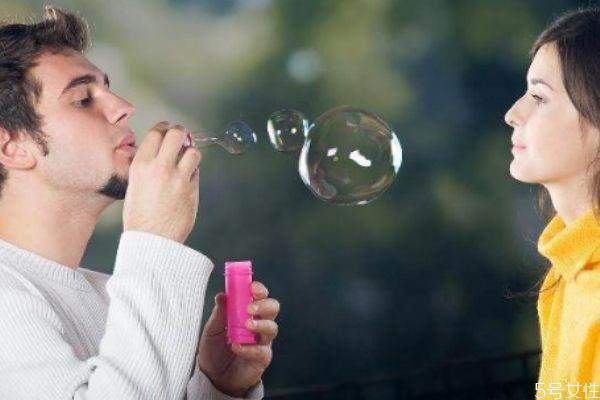 男朋友爱撒娇说明什么 有个会撒娇的男友是种什么体验