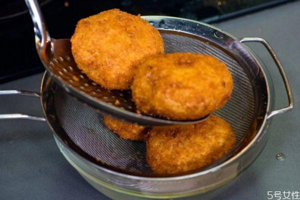 可乐饼怎么做好吃 可乐饼的居家做法