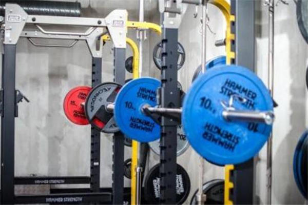 坐姿杠铃推举正确姿势 坐姿杠铃推举动作要领