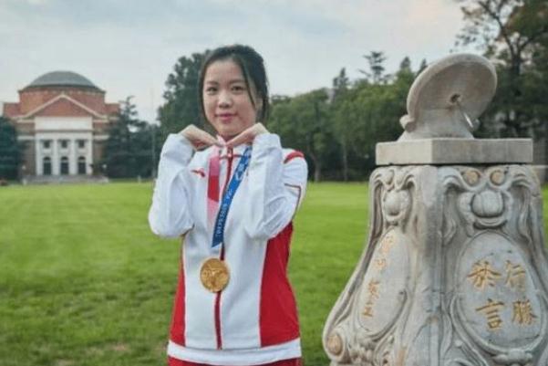 杨倩将奥运会领奖服赠予清华 射击的正确姿势
