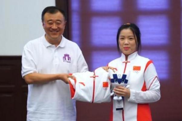 杨倩将奥运会领奖服赠予清华 射击的正确姿势