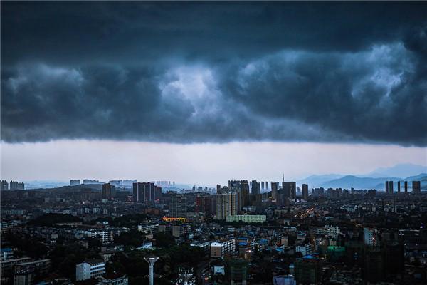 郑州地铁被救者自述死里逃生 暴雨如何自救