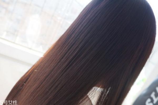 头发软化后几天可以洗 柔顺和拉直头发的区别