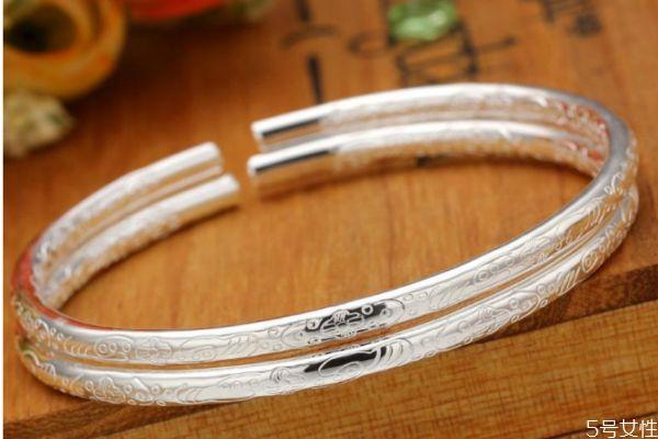 银手镯为什么长时间戴会变黑呢 银子为什么会黑呢